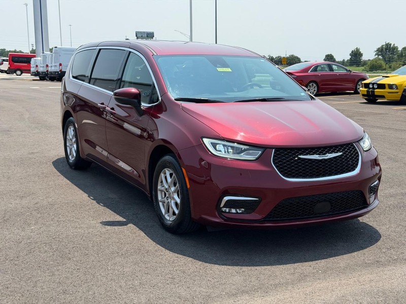 Chrysler Pacifica Vehicle Full-screen Gallery Image 03