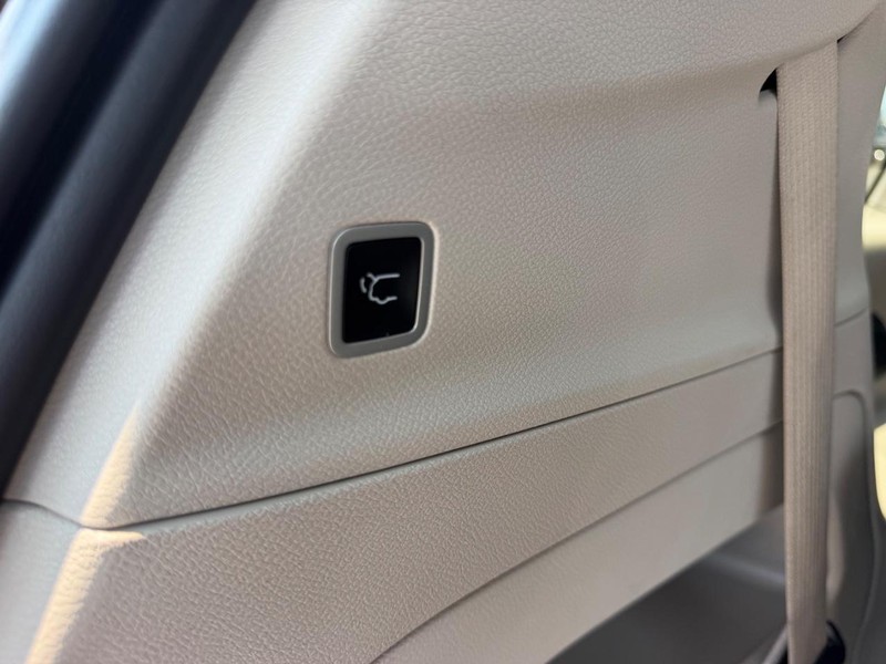 Chrysler Pacifica Vehicle Full-screen Gallery Image 08