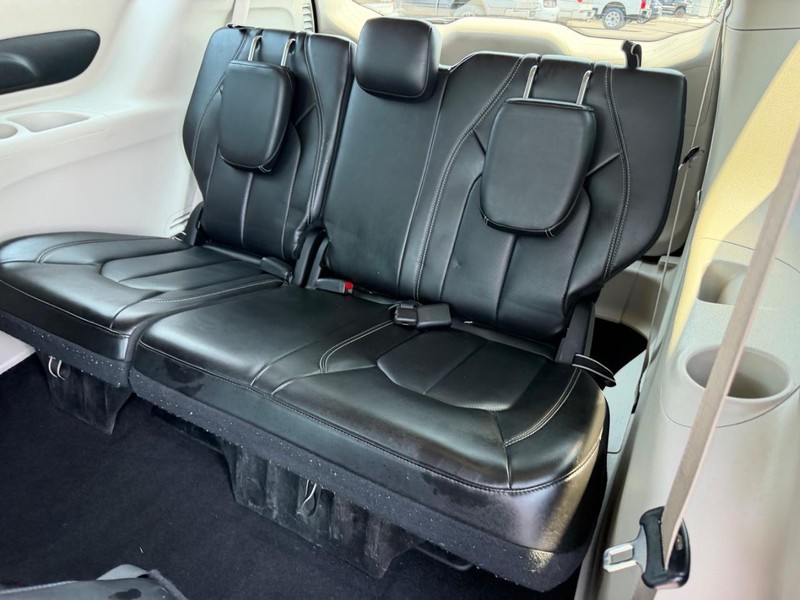 Chrysler Pacifica Vehicle Full-screen Gallery Image 10