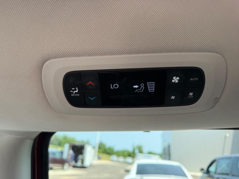 Chrysler Pacifica Vehicle Full-screen Gallery Image 12
