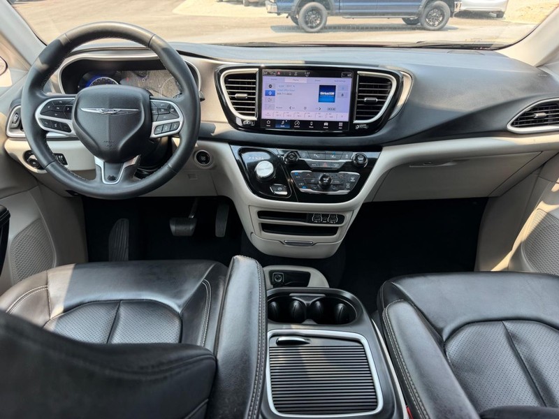 Chrysler Pacifica Vehicle Full-screen Gallery Image 13