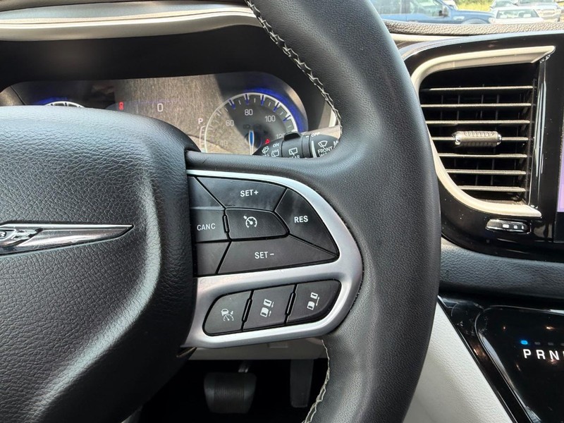 Chrysler Pacifica Vehicle Full-screen Gallery Image 16