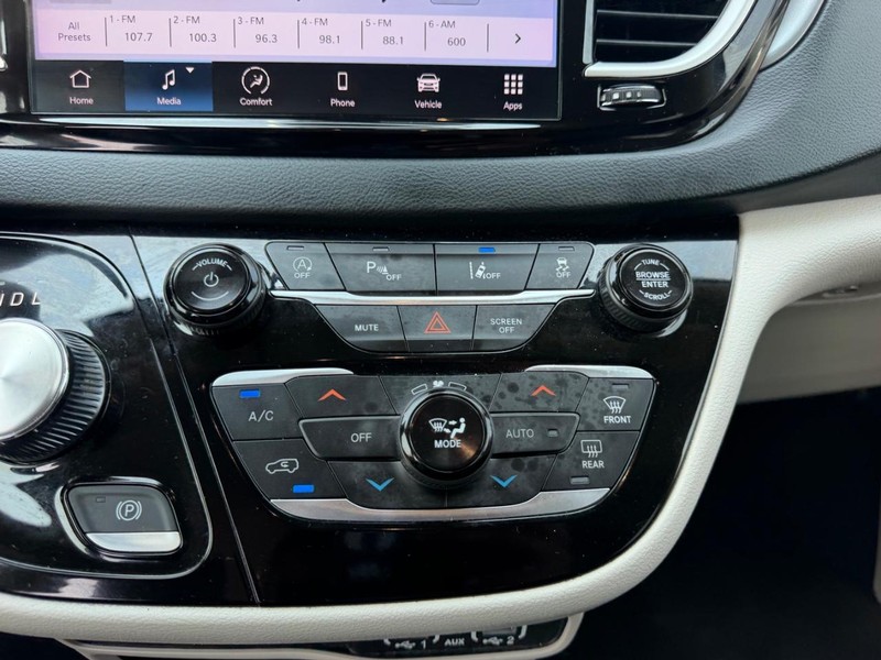 Chrysler Pacifica Vehicle Full-screen Gallery Image 18