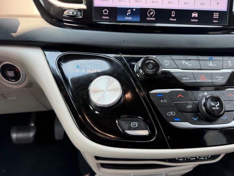 Chrysler Pacifica Vehicle Full-screen Gallery Image 19