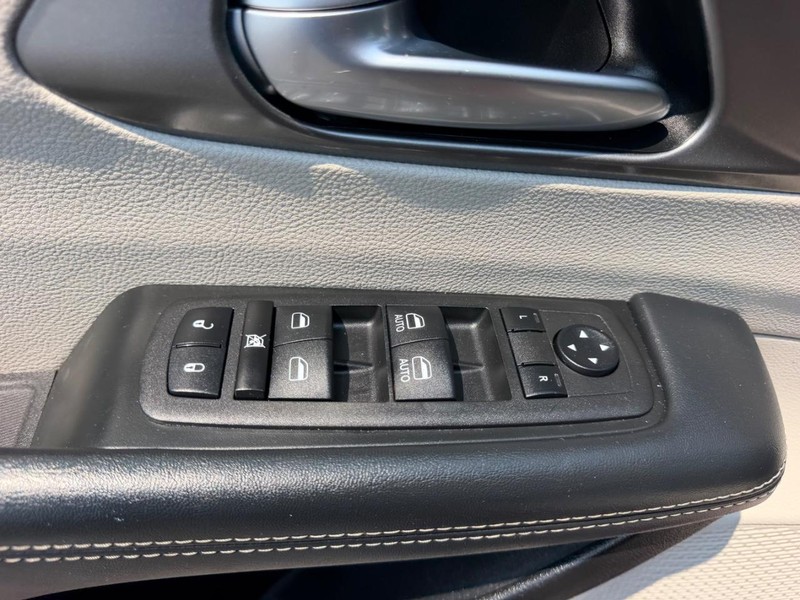 Chrysler Pacifica Vehicle Full-screen Gallery Image 21