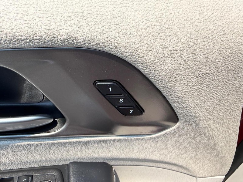 Chrysler Pacifica Vehicle Full-screen Gallery Image 22