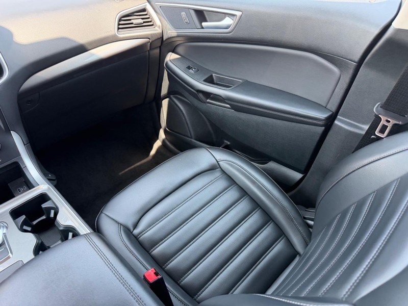 Ford Edge Vehicle Full-screen Gallery Image 17