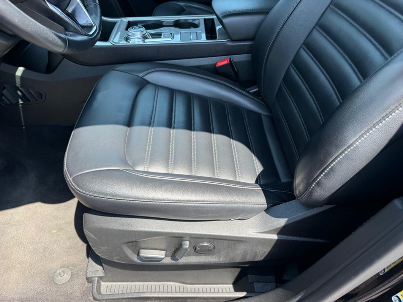 Ford Edge Vehicle Full-screen Gallery Image 19