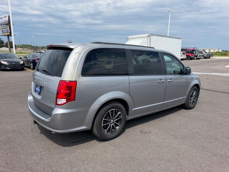 Dodge Grand Caravan Vehicle Full-screen Gallery Image 05