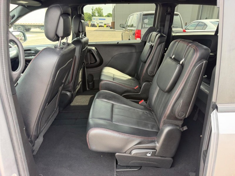 Dodge Grand Caravan Vehicle Full-screen Gallery Image 11