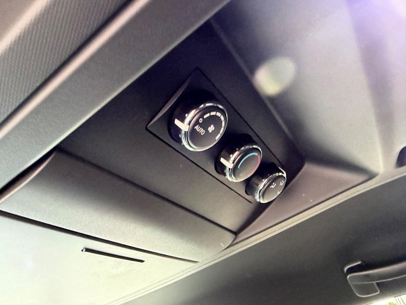 Dodge Grand Caravan Vehicle Full-screen Gallery Image 12