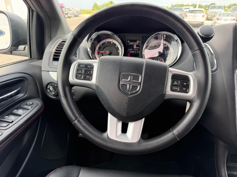 Dodge Grand Caravan Vehicle Full-screen Gallery Image 14