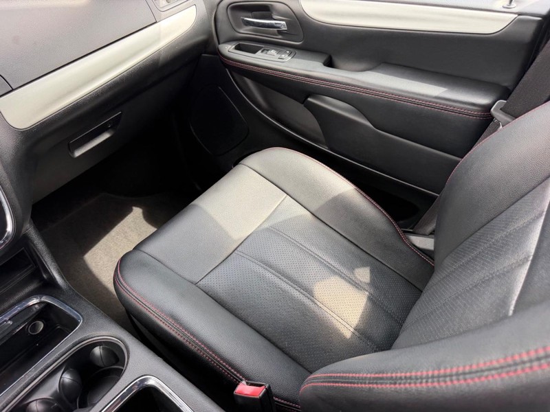 Dodge Grand Caravan Vehicle Full-screen Gallery Image 20