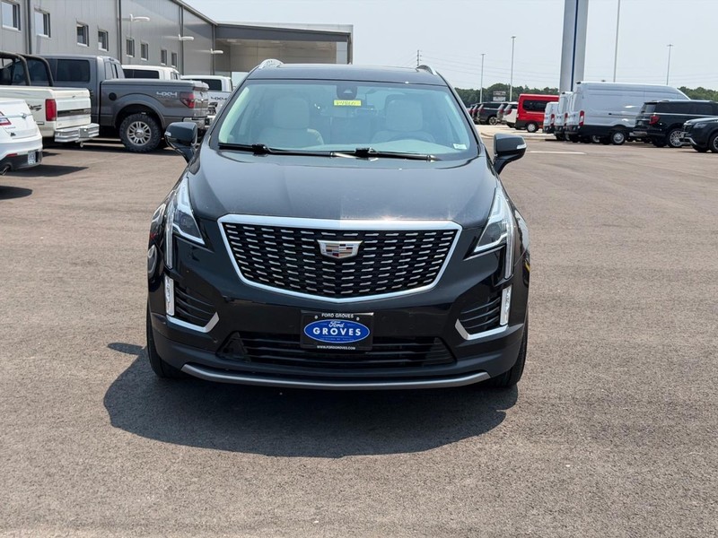 Cadillac XT5 Vehicle Full-screen Gallery Image 02