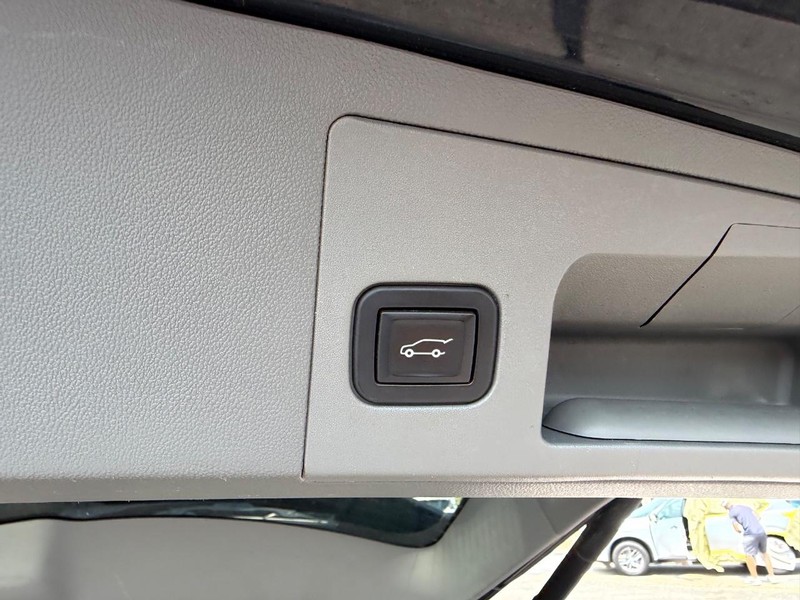 Cadillac XT5 Vehicle Full-screen Gallery Image 08