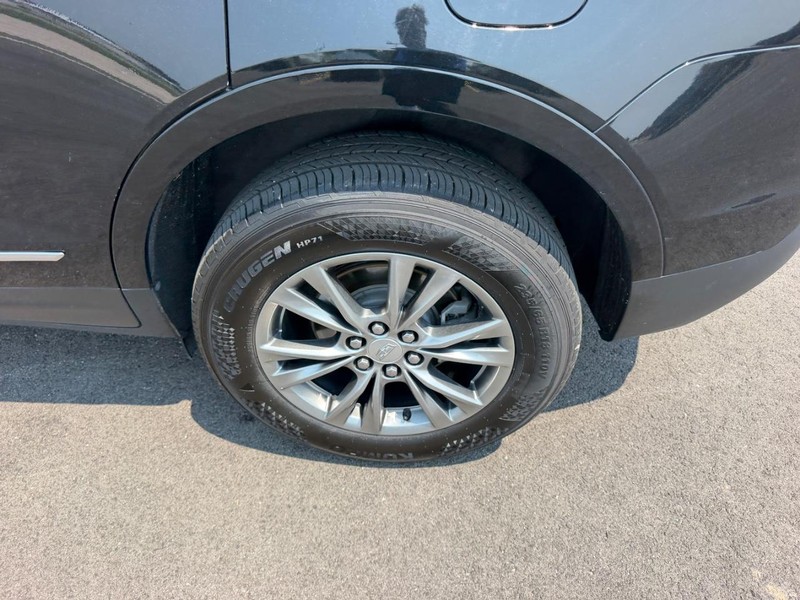 Cadillac XT5 Vehicle Full-screen Gallery Image 09