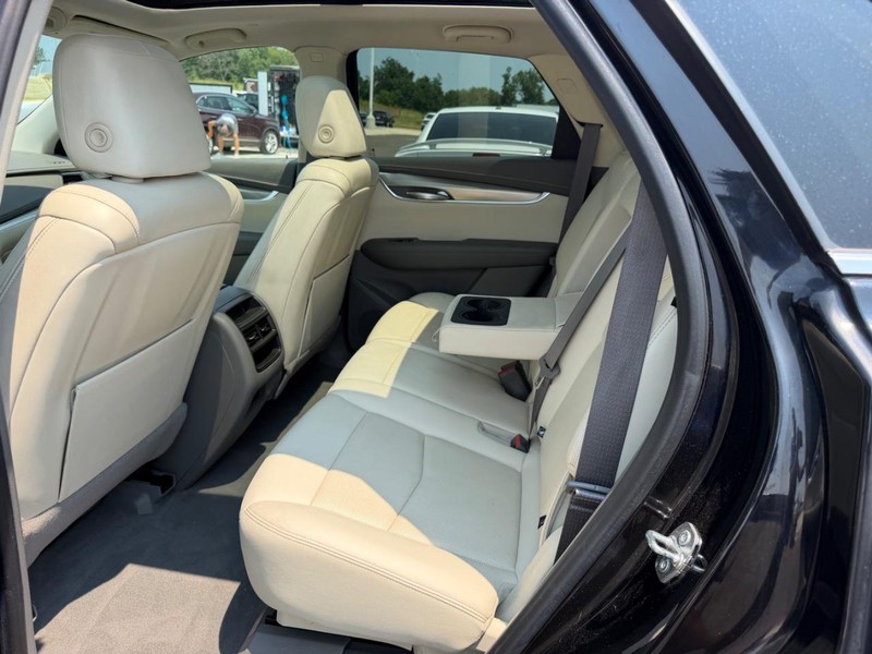 Cadillac XT5 Vehicle Full-screen Gallery Image 10