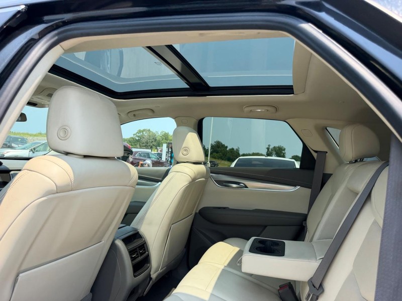 Cadillac XT5 Vehicle Full-screen Gallery Image 11