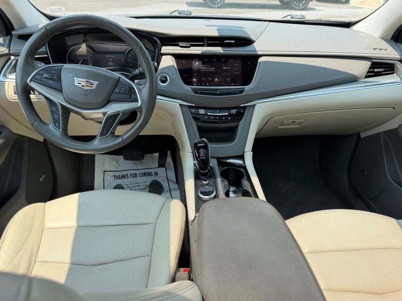 Cadillac XT5 Vehicle Full-screen Gallery Image 12