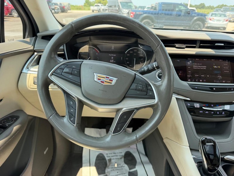 Cadillac XT5 Vehicle Full-screen Gallery Image 13