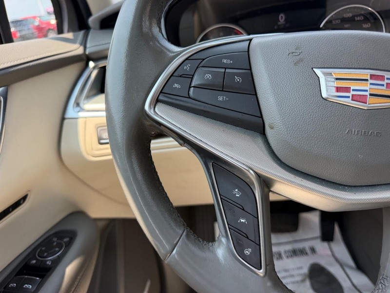 Cadillac XT5 Vehicle Full-screen Gallery Image 14