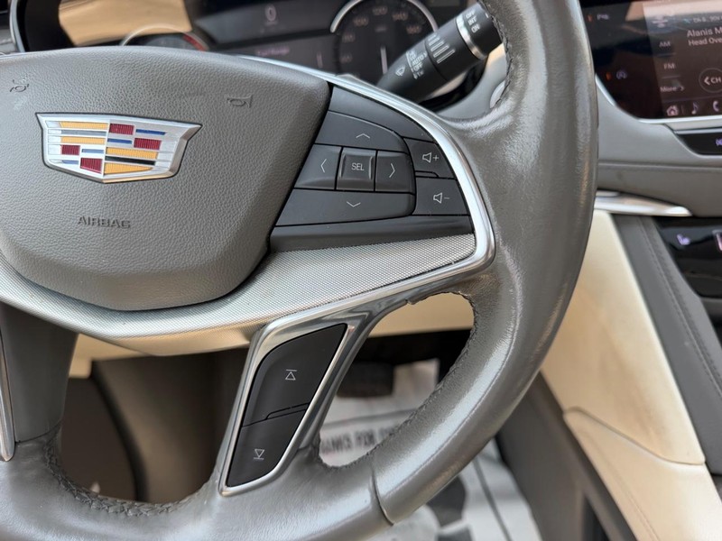 Cadillac XT5 Vehicle Full-screen Gallery Image 15