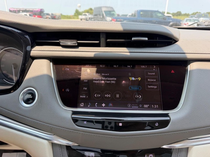 Cadillac XT5 Vehicle Full-screen Gallery Image 16