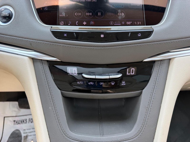 Cadillac XT5 Vehicle Full-screen Gallery Image 17