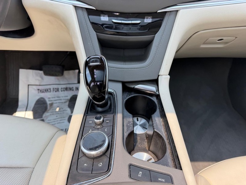Cadillac XT5 Vehicle Full-screen Gallery Image 18