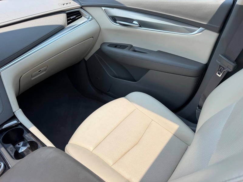 Cadillac XT5 Vehicle Full-screen Gallery Image 19