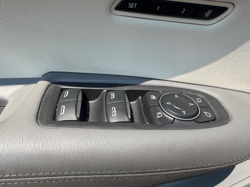 Cadillac XT5 Vehicle Full-screen Gallery Image 20