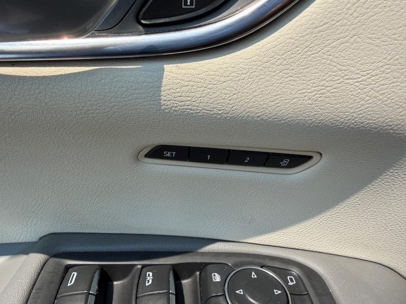Cadillac XT5 Vehicle Full-screen Gallery Image 21