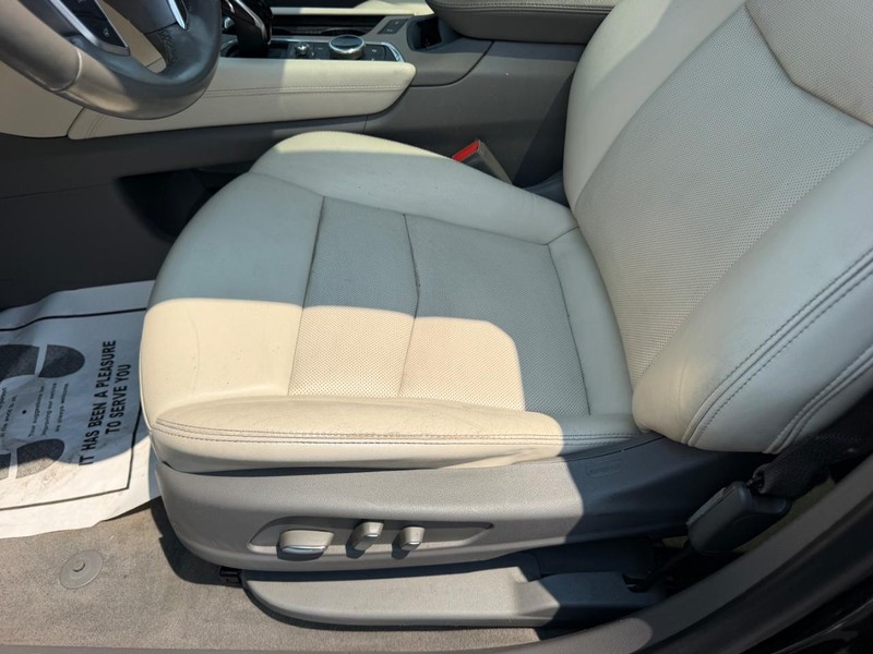 Cadillac XT5 Vehicle Full-screen Gallery Image 22