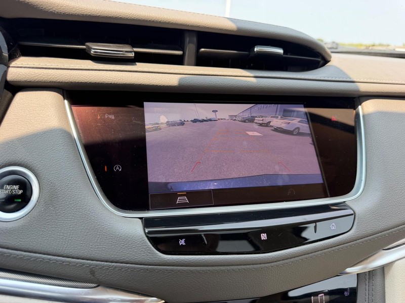 Cadillac XT5 Vehicle Full-screen Gallery Image 24