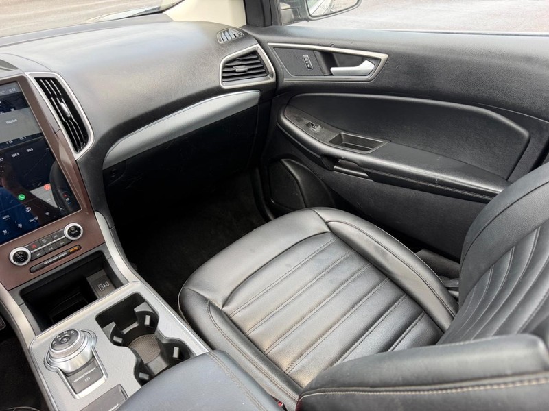 Ford Edge Vehicle Full-screen Gallery Image 19