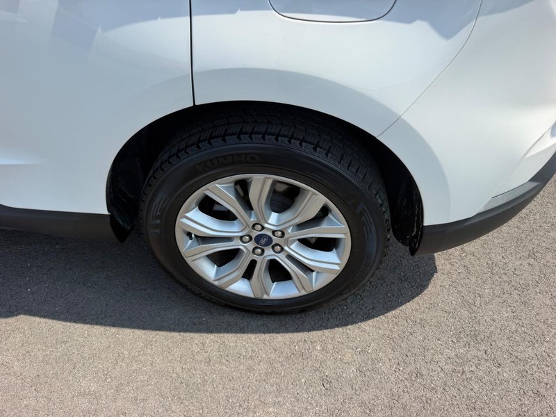 Ford Edge Vehicle Full-screen Gallery Image 09