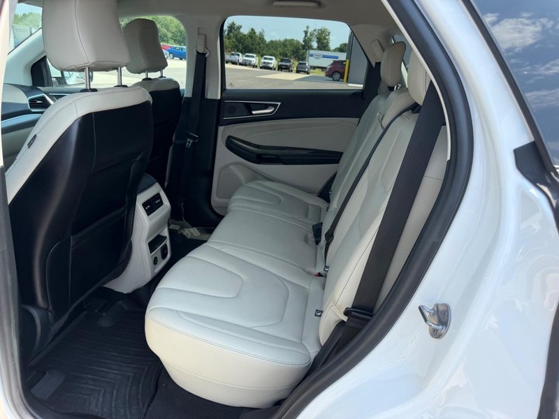 Ford Edge Vehicle Full-screen Gallery Image 10