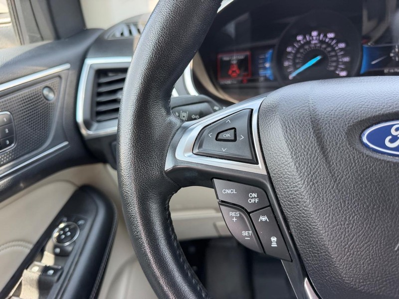 Ford Edge Vehicle Full-screen Gallery Image 13