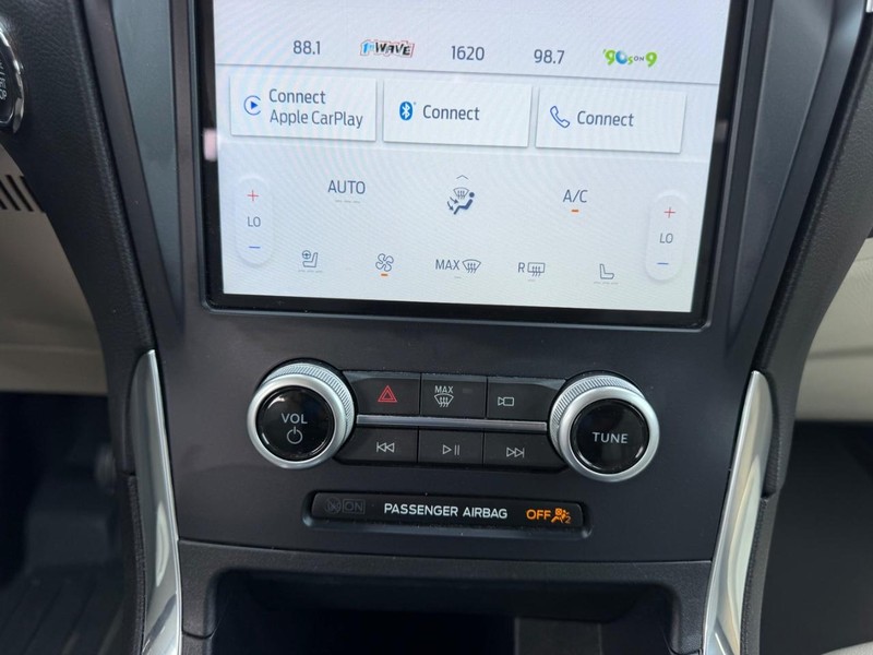 Ford Edge Vehicle Full-screen Gallery Image 16
