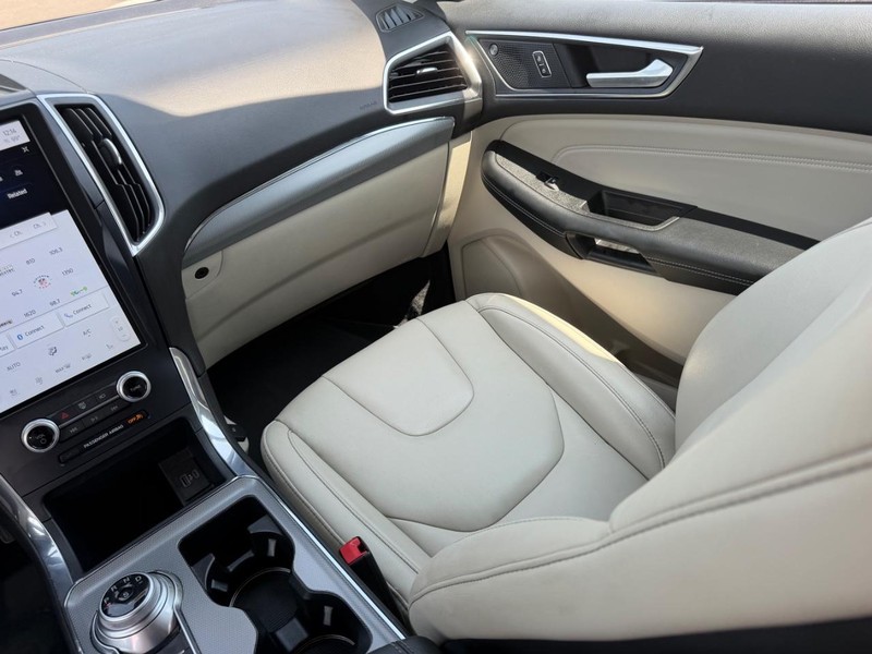Ford Edge Vehicle Full-screen Gallery Image 18