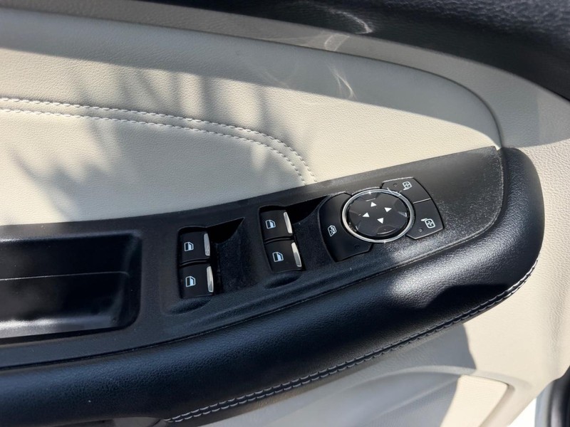 Ford Edge Vehicle Full-screen Gallery Image 19