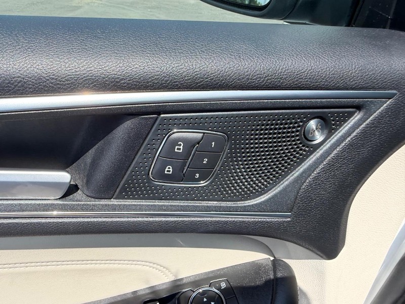 Ford Edge Vehicle Full-screen Gallery Image 20