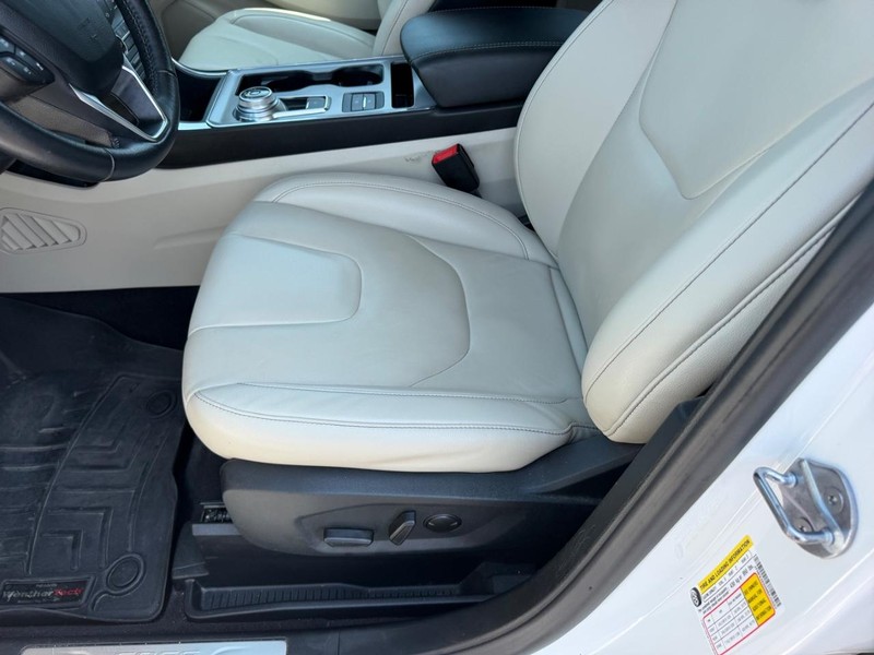 Ford Edge Vehicle Full-screen Gallery Image 21