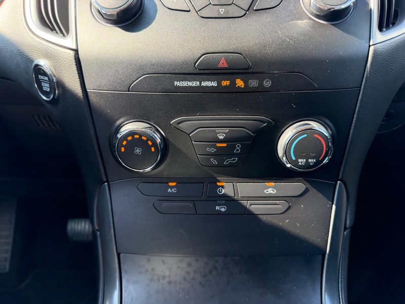 Ford Edge Vehicle Full-screen Gallery Image 15