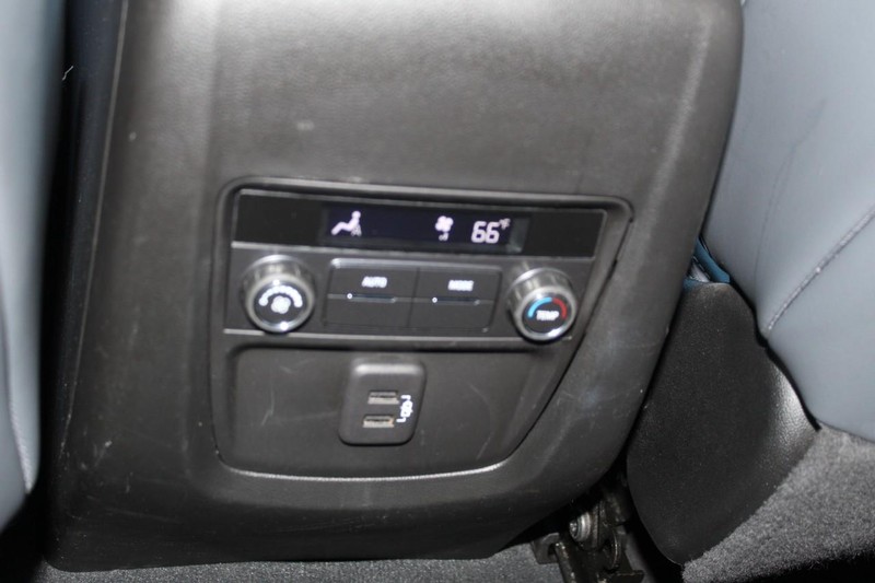 Buick Enclave Vehicle Full-screen Gallery Image 17