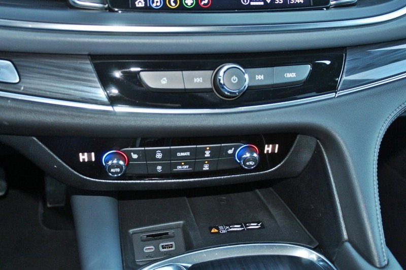 Buick Enclave Vehicle Full-screen Gallery Image 37