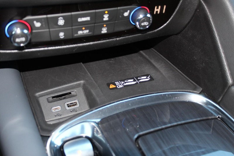 Buick Enclave Vehicle Full-screen Gallery Image 38