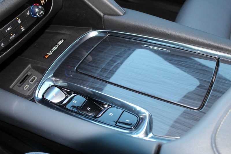 Buick Enclave Vehicle Full-screen Gallery Image 39