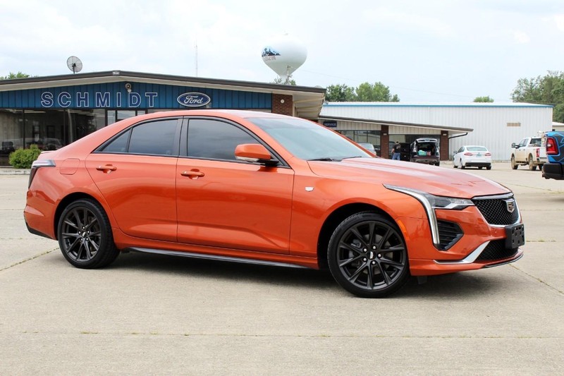 Cadillac CT4 Vehicle Full-screen Gallery Image 03