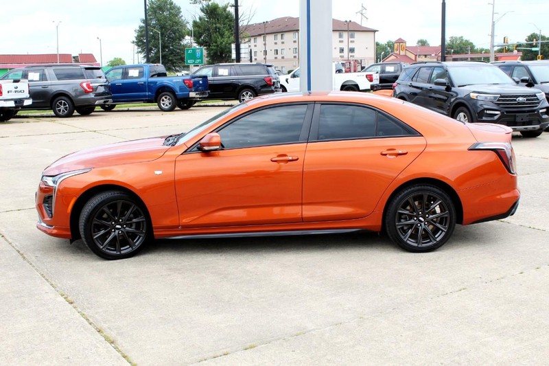 Cadillac CT4 Vehicle Full-screen Gallery Image 06